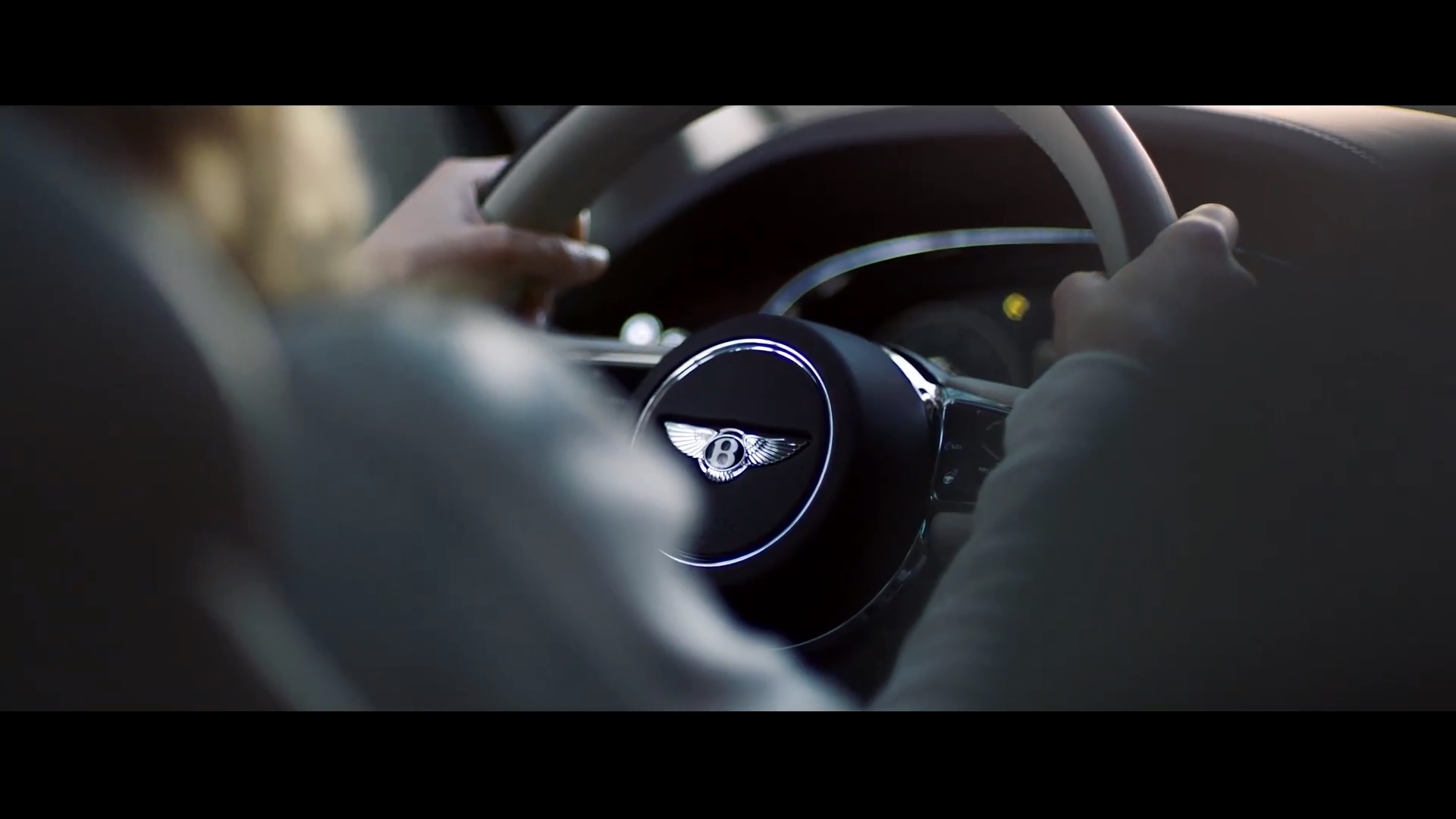 賓利發(fā)布新添越廣告大片，為你開啟非凡之旅！