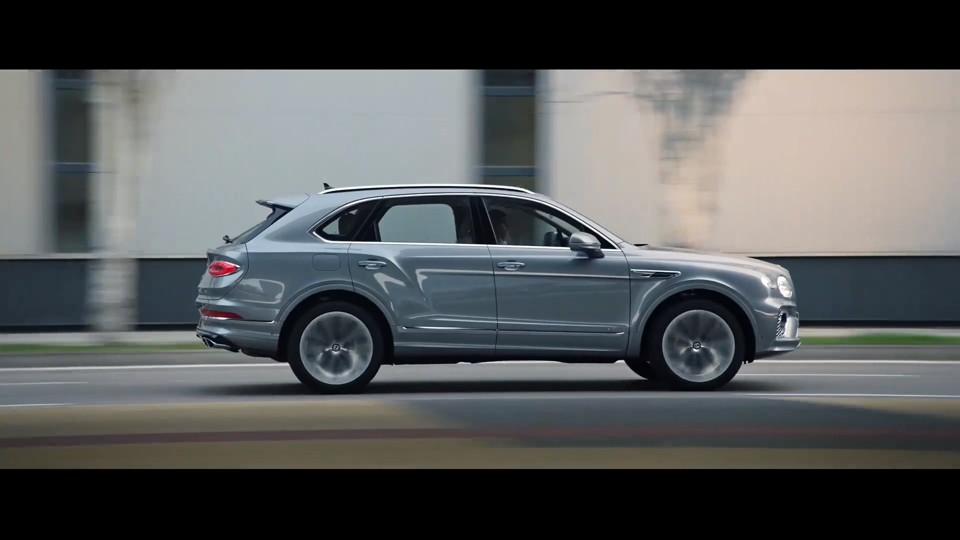 賓利發(fā)布新添越廣告大片，為你開啟非凡之旅！