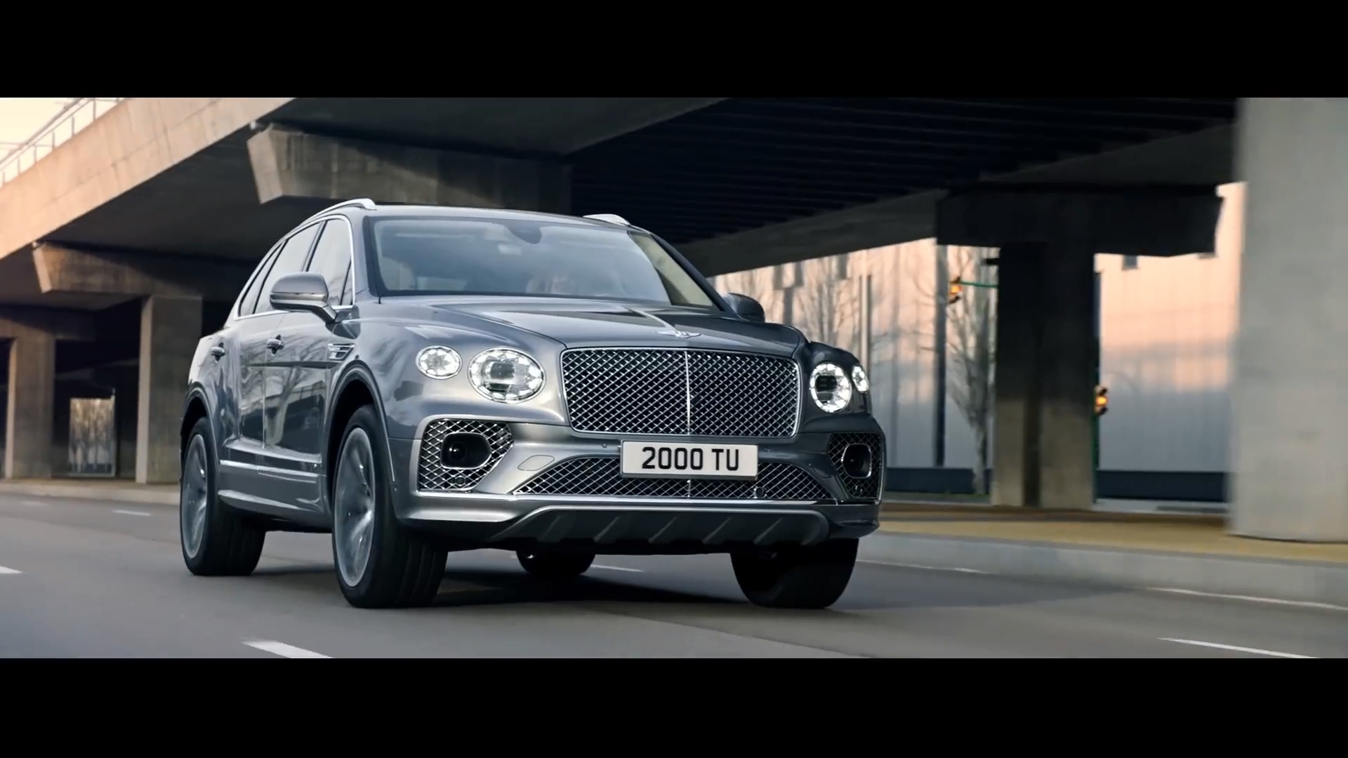 賓利發(fā)布新添越廣告大片，為你開啟非凡之旅！