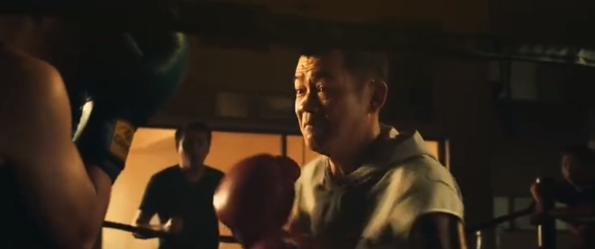 別看背面，看正面！這支運動風的藥品廣告超燃超給力！