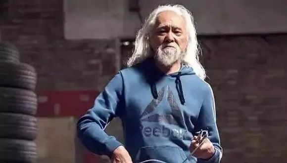 隨著時代的進步,老年人的形象也逐漸變得更多樣化和更潮流。 隨著時代的進步,老年人的形象也逐漸變得更多樣化和更潮流。