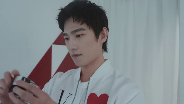 Valentino請(qǐng)來(lái)?xiàng)钛蟆钭希堇[曖昧男女的微妙心思