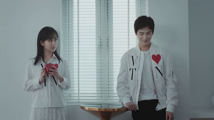 Valentino請(qǐng)來(lái)?xiàng)钛蟆钭希堇[曖昧男女的微妙心思