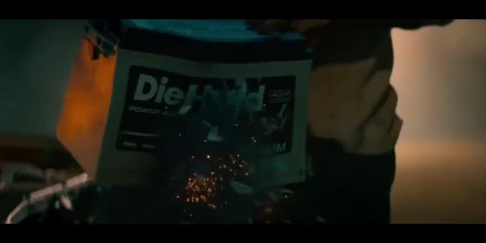 布魯斯威利代言汽車電池廣告,虎膽龍威高燃回歸! 布魯斯威利代言汽車電池廣告,虎膽龍威高燃回歸!