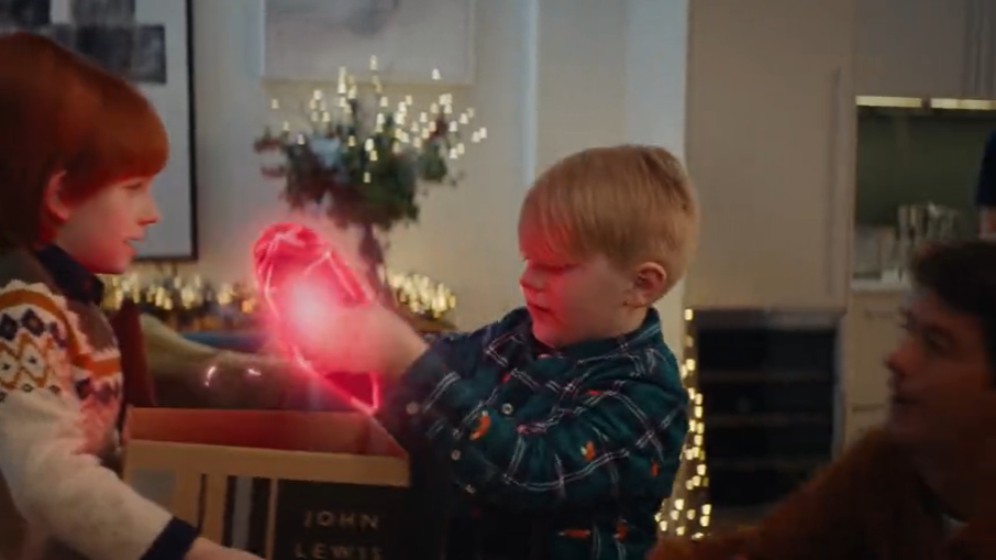 萬眾期待的 John Lewis 圣誕廣告來啦!今年是一顆愛心的夢幻傳遞 萬眾期待的 John Lewis 圣誕廣告來啦!今年是一顆愛心的夢幻傳遞